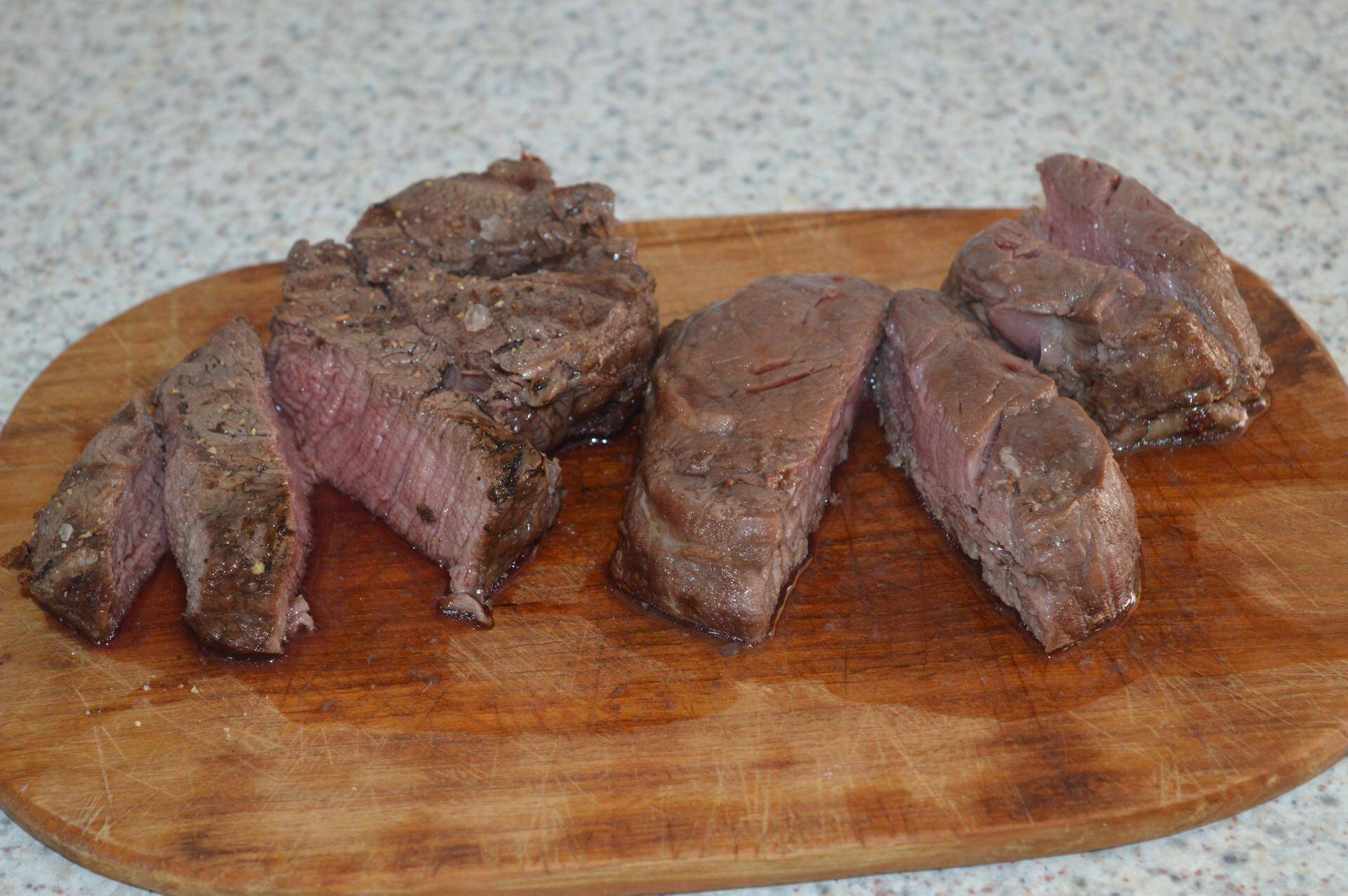 Ninja Foodi MAX Grill und Heissluftfritteuse gegrilltes Fleisch auf Holzbrett serviert